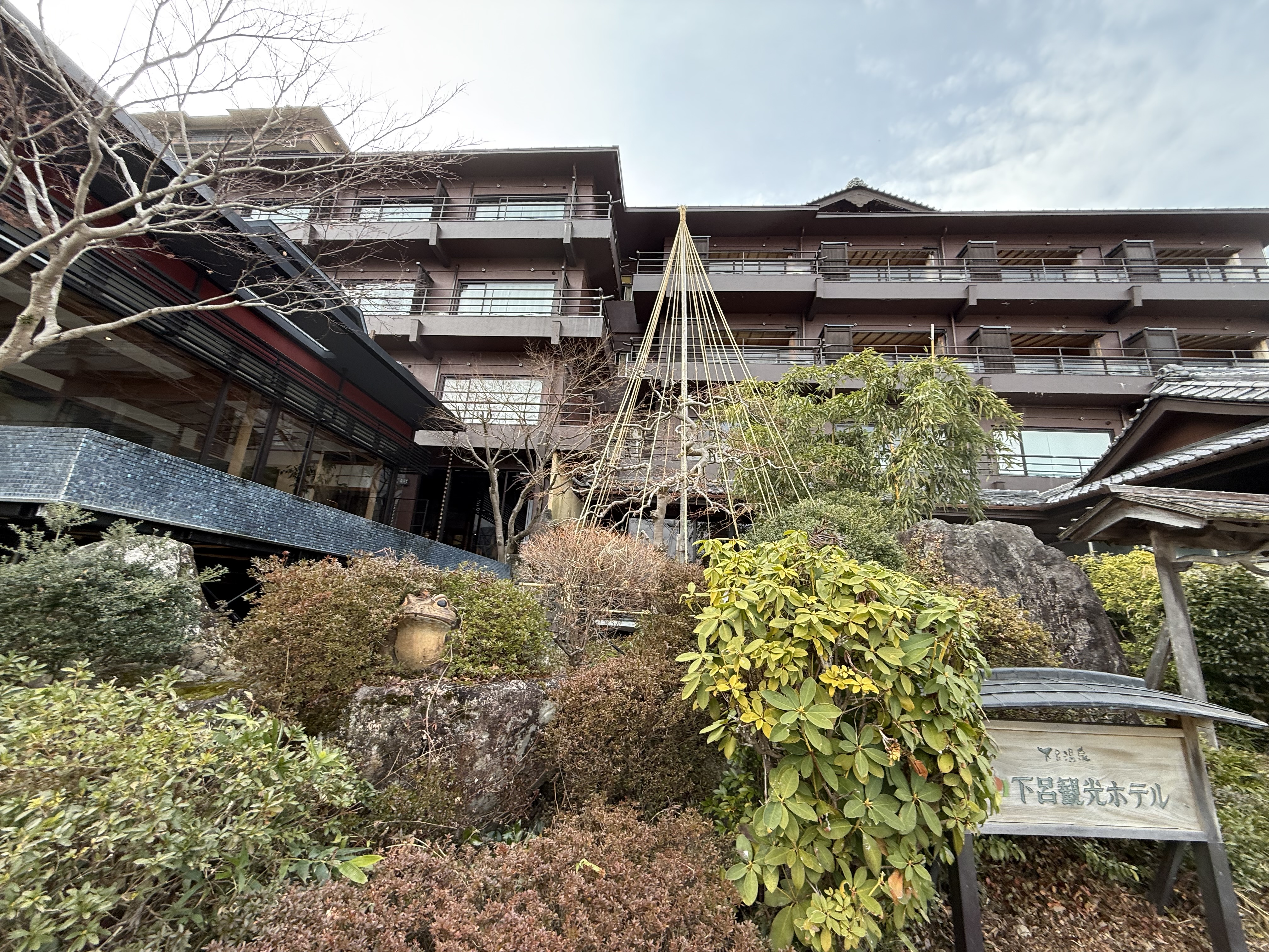 下呂温泉の旅館外観と庭(冬)